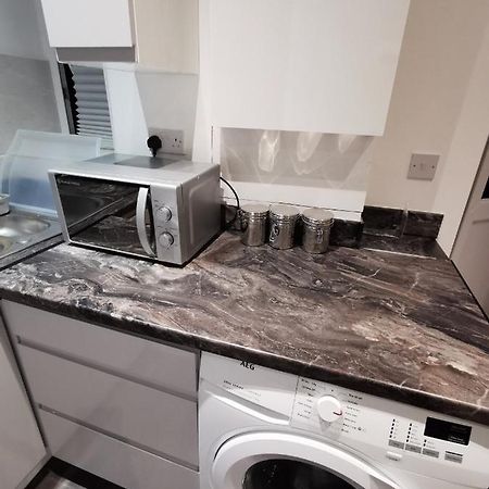 Studio Self Contained Double Bedroom Лондон Экстерьер фото