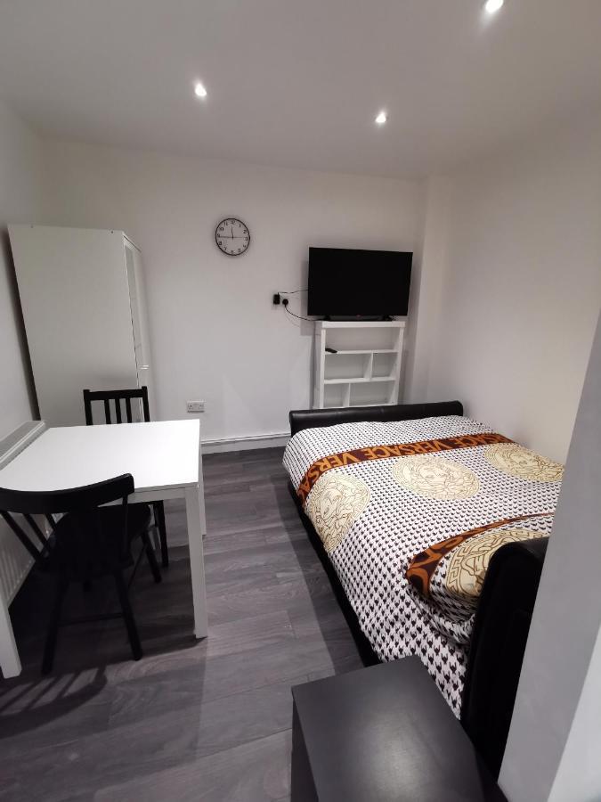 Studio Self Contained Double Bedroom Лондон Экстерьер фото